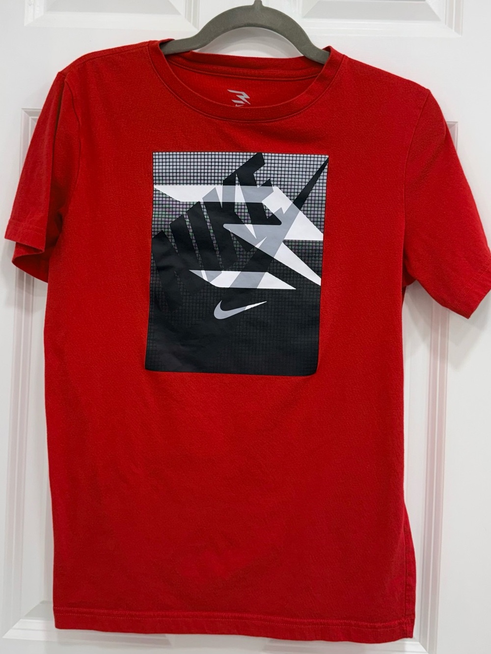 Nike Red Short-Sleeve Graphic Tee with Black & White Logo Print - Big boys